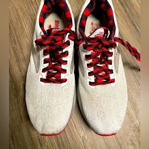 Brooks levitate size 9.5 women’s run merry snowman and snowflake pattern.